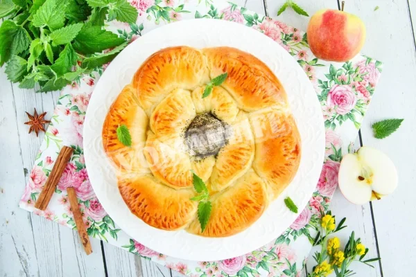 Закритий пиріг з яблуками з дріжджового тіста