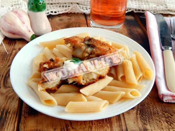 Минтай в сухарях з макаронами