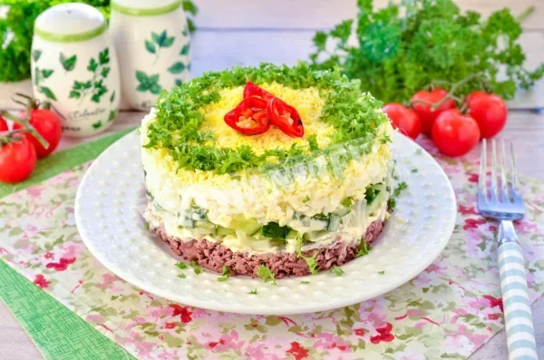 Салат з печінкою і яйцем