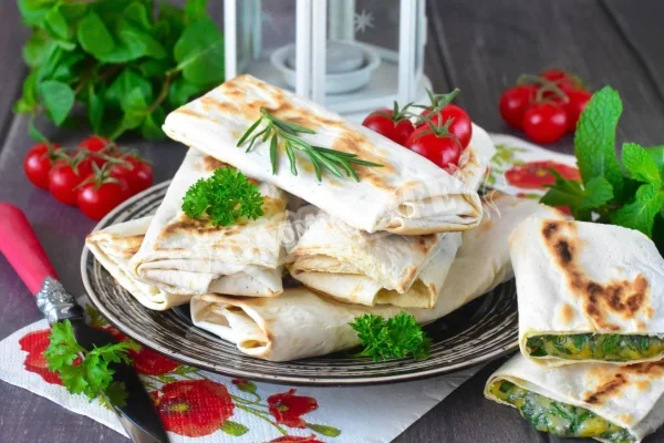 Лаваш з сиром і зеленню на сковороді