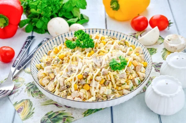 Салат з курячою грудкою і грибами