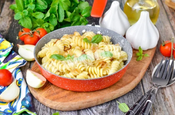 Макарони з цибулею
