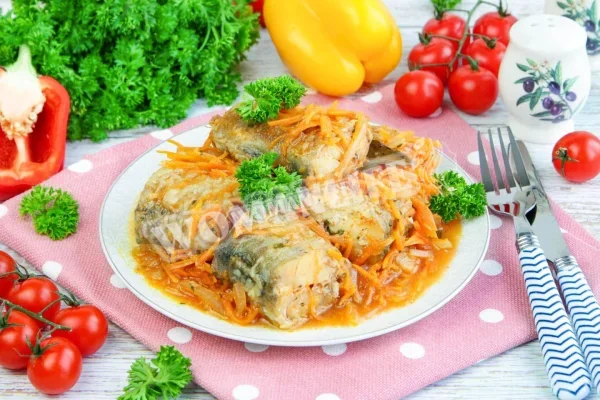 Минтай з морквою і цибулею на сковороді