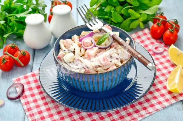 Салат з кальмарів крабовими паличками яйцем