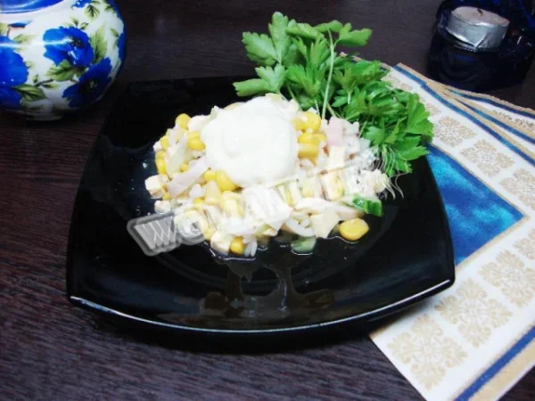 Салат з кальмарами, кукурудзою та рисом