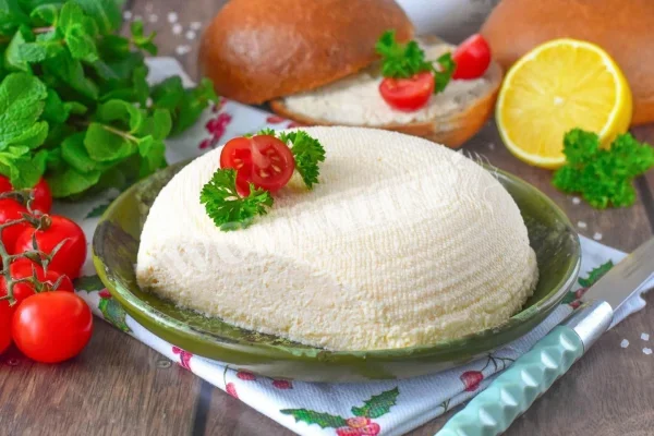 Домашній сир з молока і яєць