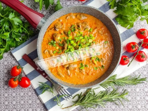 Курячі сердечка в вершках на сковороді