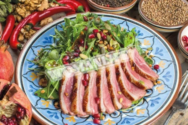 Салат з качиною грудкою, гранатом і кедровими горішками