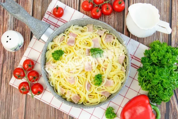 Спагетті з беконом і вершками