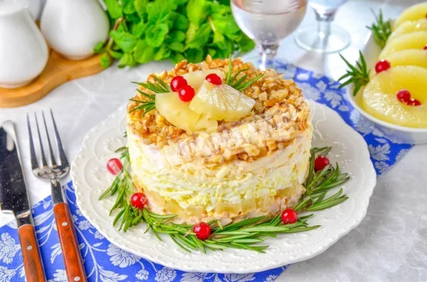 Салат з ананасом і копченим сиром