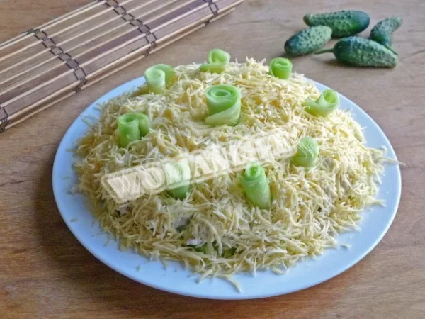 Салат Ніжність з куркою, огірком і сиром