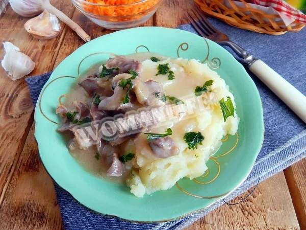 Курячі сердечка і шлунки, тушковані в мультиварці
