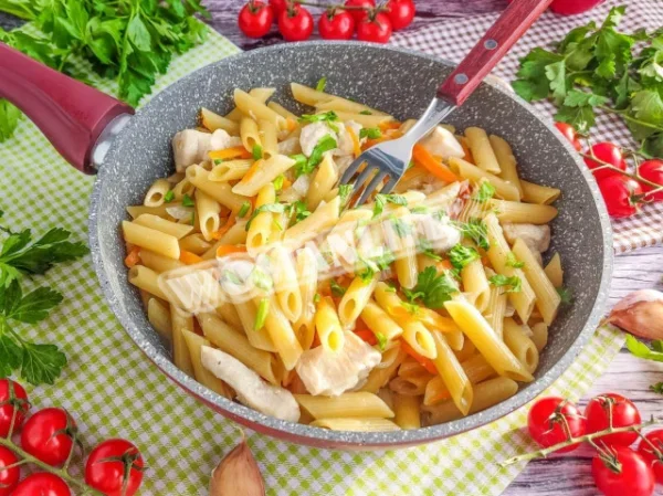 Паста з курячою грудкою на сковороді