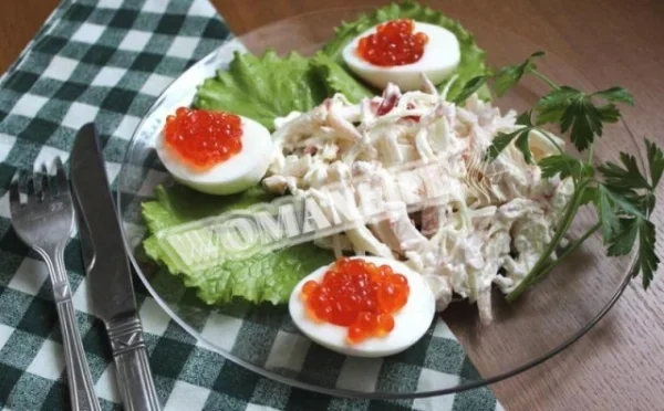 Салат з капустою, кальмарами і крабовими паличками