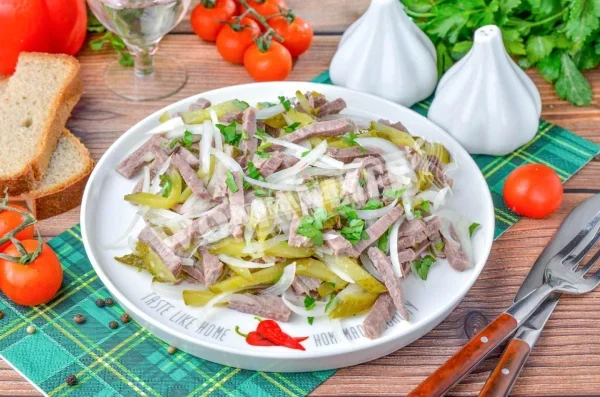 Шахтарський салат з солоними огірками та м'ясом