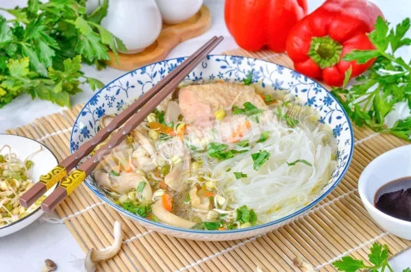 Суп з куркою фунчозою і грибами