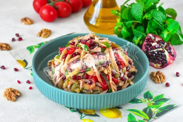 Грузинський салат Ацецилі з куркою і кінзою