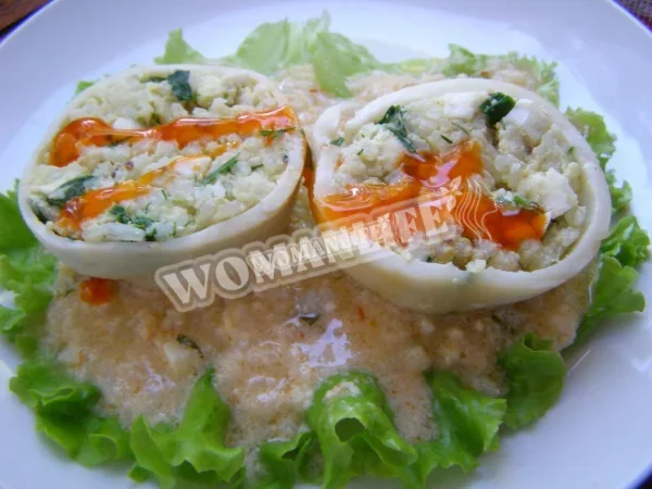 Кальмари фаршировані рисом і яйцем