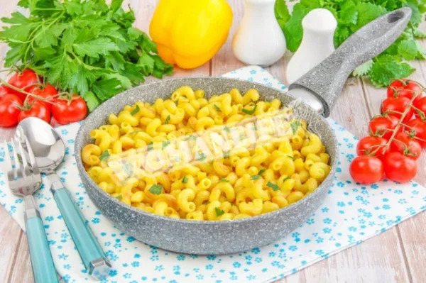 Смажені макарони на сковороді без варіння