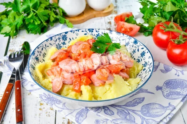 Помідори з сосисками