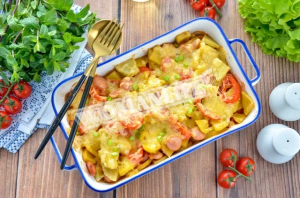 Картопля з сосисками в духовці з помідорами