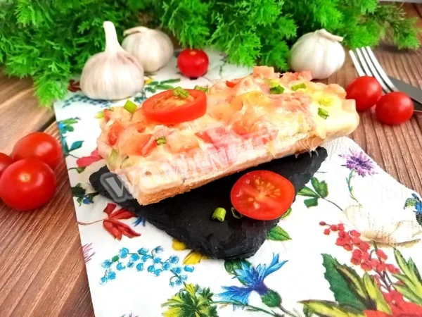 Запечений коровай з помідорами та ковбасою