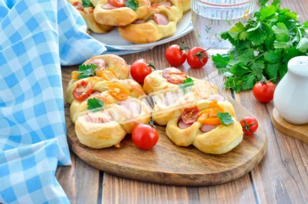 Сосиски з сиром і помідорами