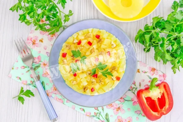 Багатошаровий салат з ананасом і куркою