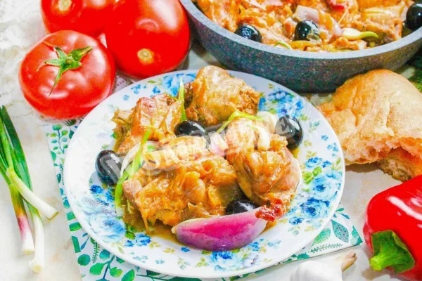 Смажений кролик на сковороді з цибулею