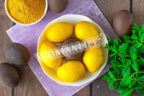 Як пофарбувати яйця куркумою