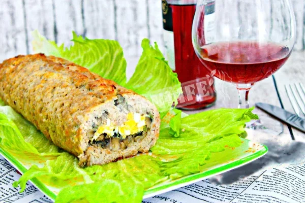 Свинячий рулет з шампіньйонами в духовці