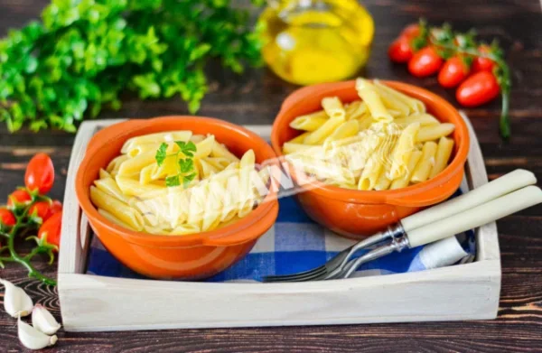 Макарони в казані на плиті