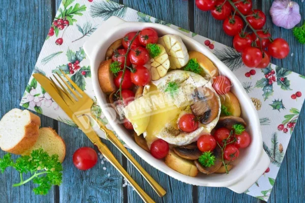 Сир брі з багетом і помідорами в духовці