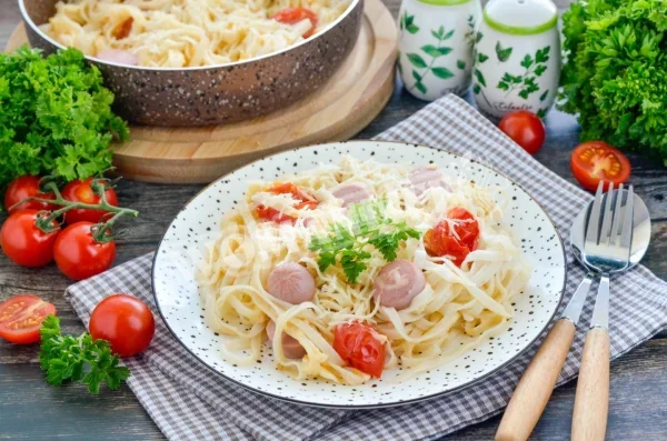 Макарони з ковбасою та сиром