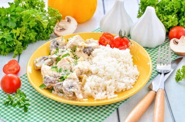 Курка з грибами і сиром на сковороді