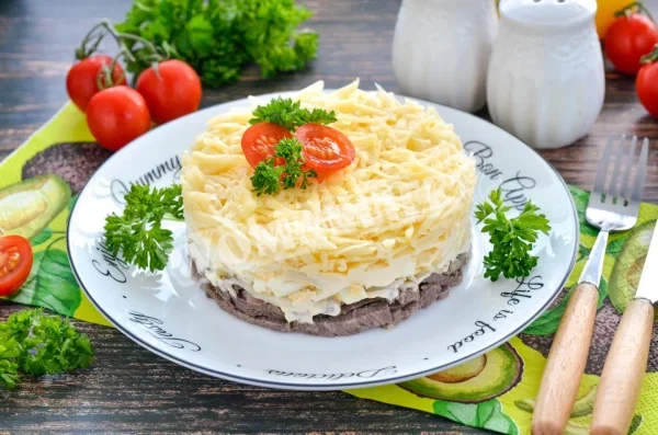Салат з м'ясом і цибулею