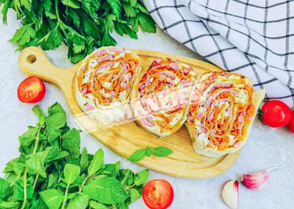 Рулет з ковбасою і корейською морквою