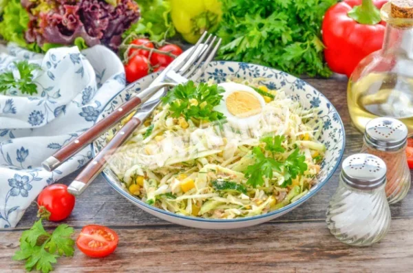 Салат з капусти тунець яйце