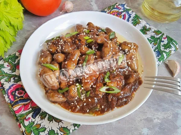 Сердечка з часником на сковороді