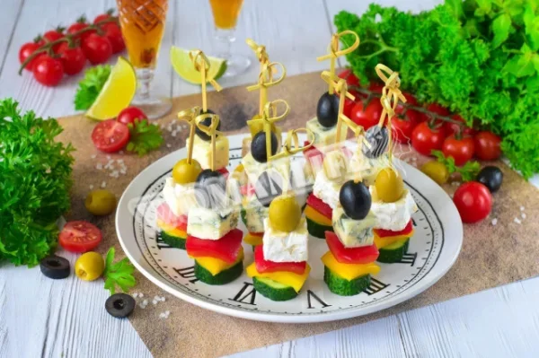 Канапе на шпажках з оливками і сиром