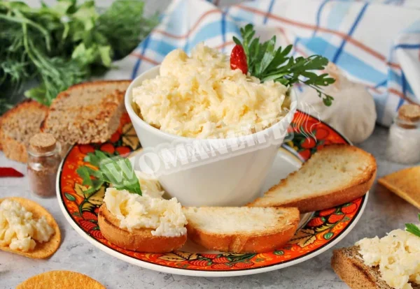 Часник змазати сиром і майонезом