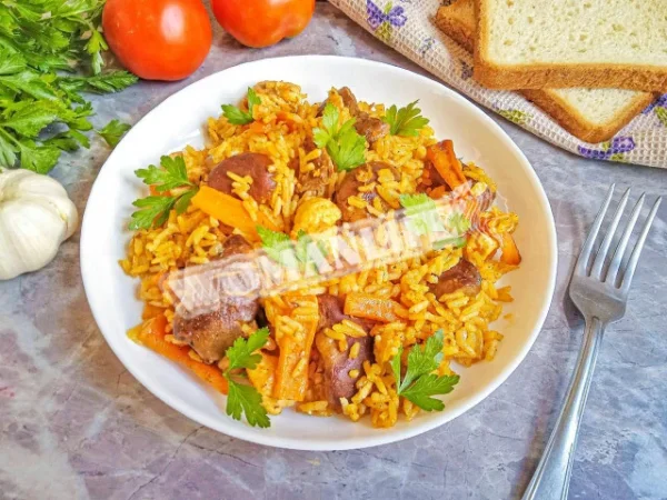 Рис на сковороді для плову