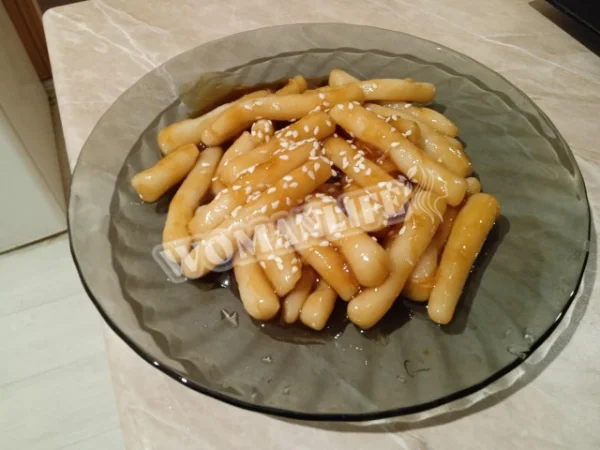Рис теокбоккі (tteokbokki) з соєвим соусом