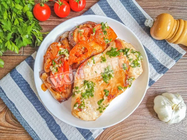 Стейки з індички з овочами в духовці