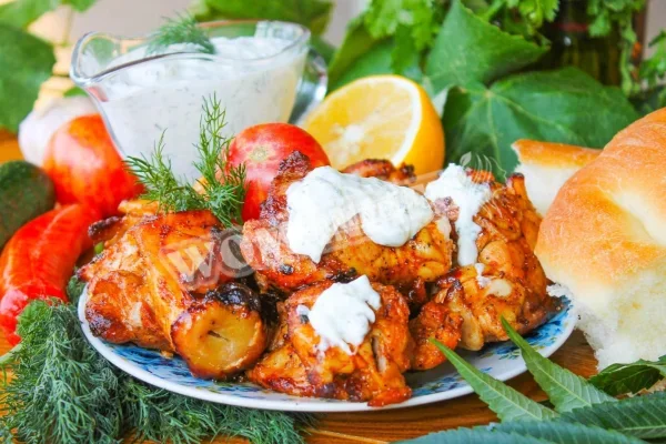 Грецький йогуртовий соус з огірками і часником для курки