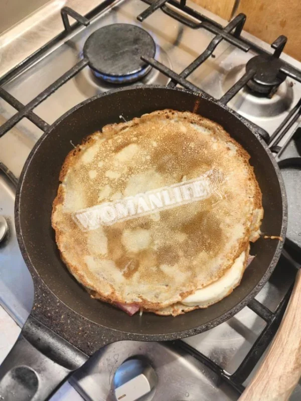 Млинці з яєчнею, ковбасою та сиром