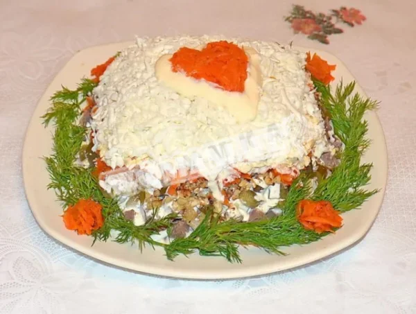 Багатошаровий салат з сердечками з солоними огірками і сметаною