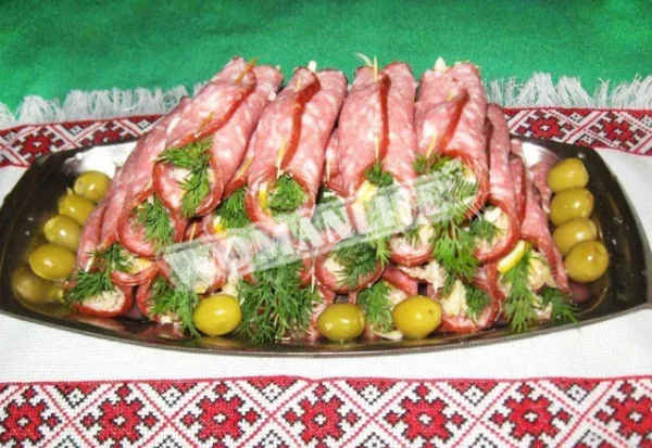 Сосиски, фаршировані сиром