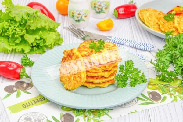 Оладки з курячого філе з цибулею та морквою