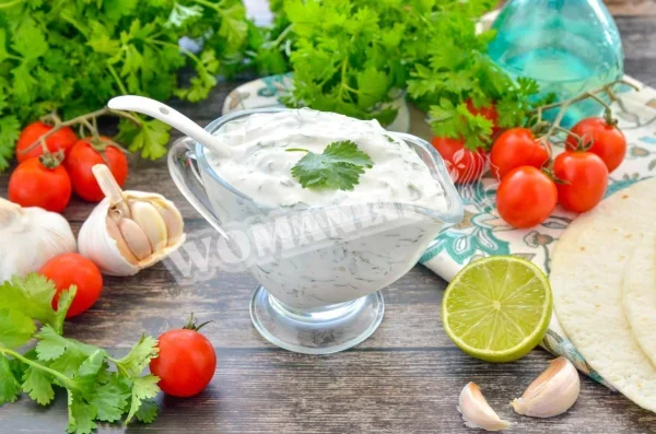 Соус мацоні з часником і зеленню